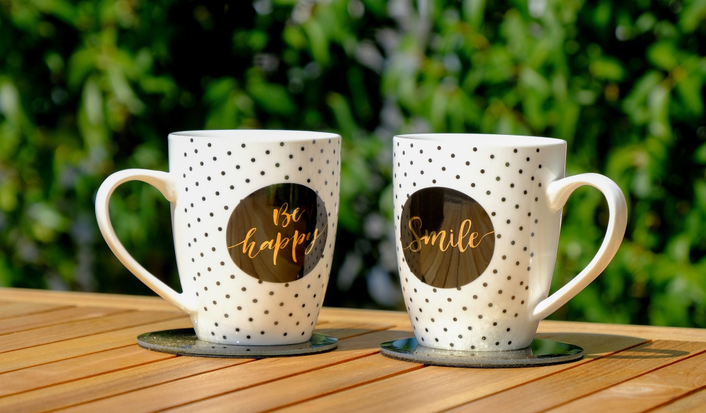 Две красивые чашки на столе на улице