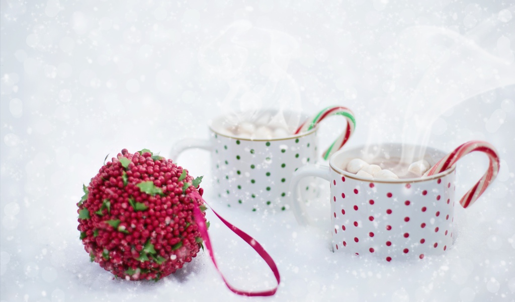 Две чашки горячего какао с маршмеллоу на снегу 