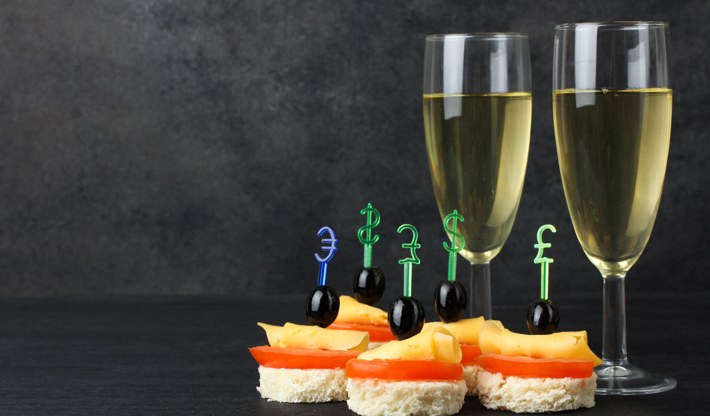 Два бокала шампанского на столе с канапе