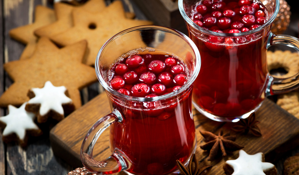 Два стакана клюквенного морса на столе с печеньем