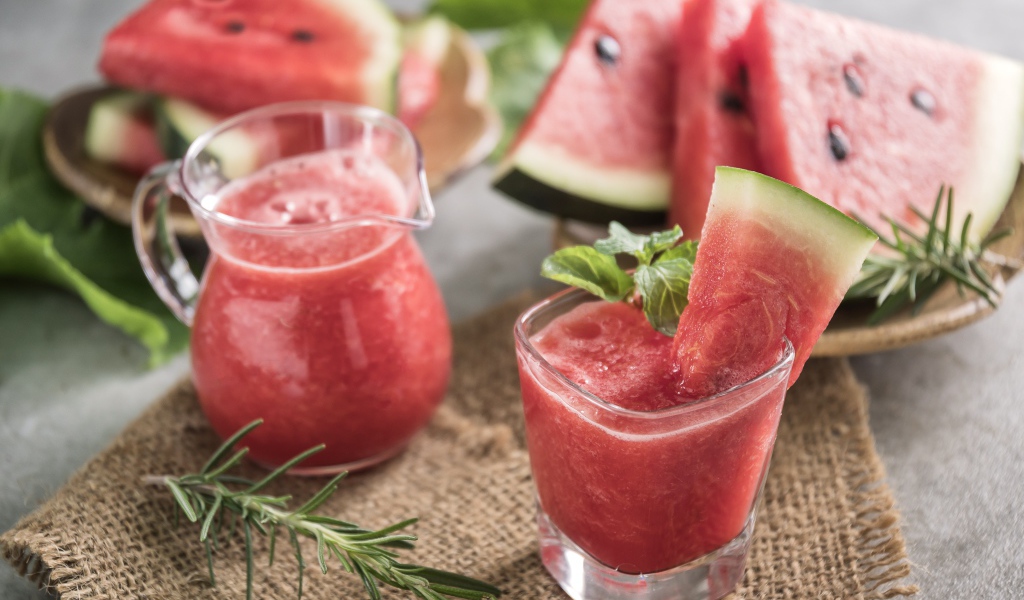 Арбузное смузи на столе с кусочками арбуза