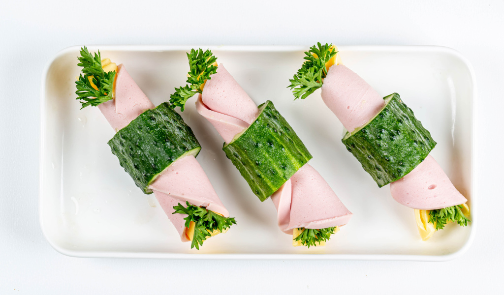 Рулетики из вареной колбасы с сыром  в огурцах 