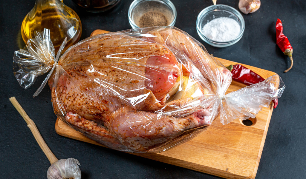 Курица в пакете готовится к запеканию 