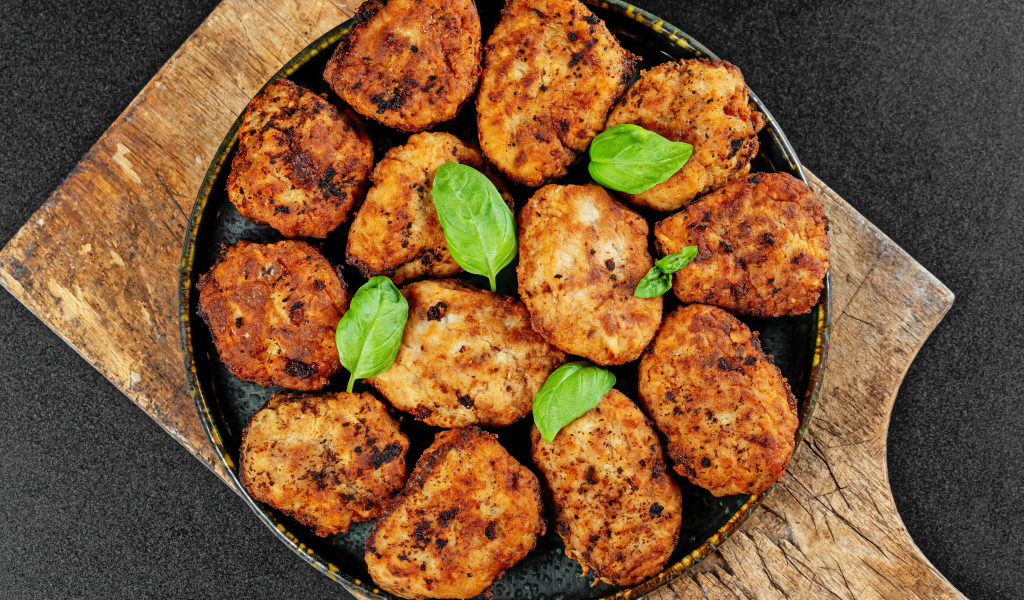 Котлеты в сковороде на столе