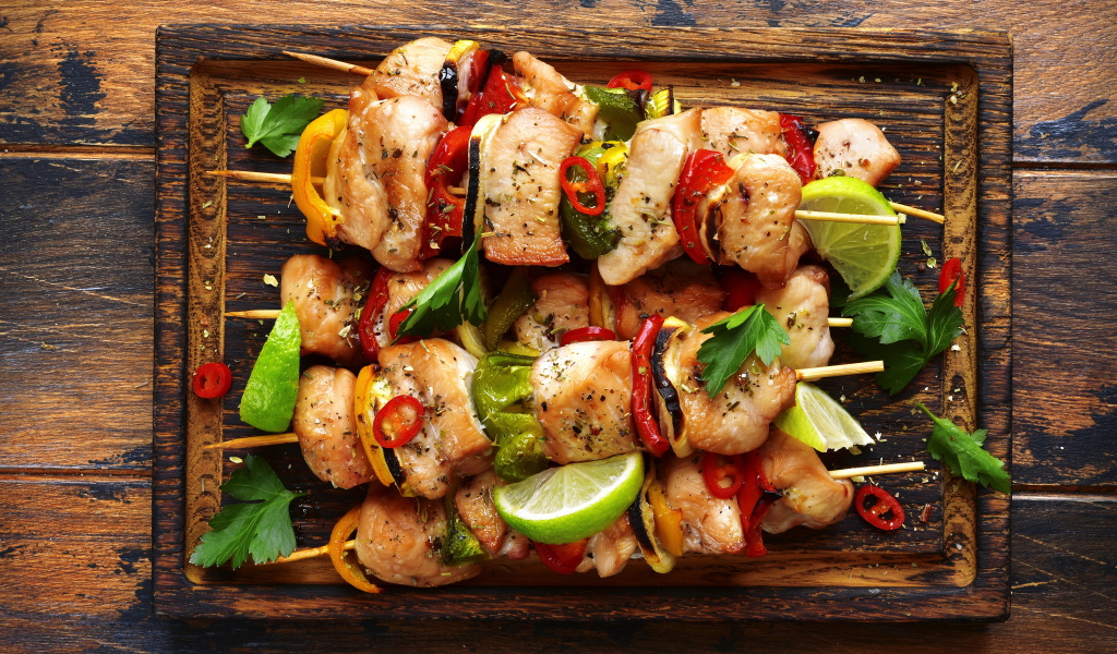 Вкусный куриный шашлык с овощами на шпажках