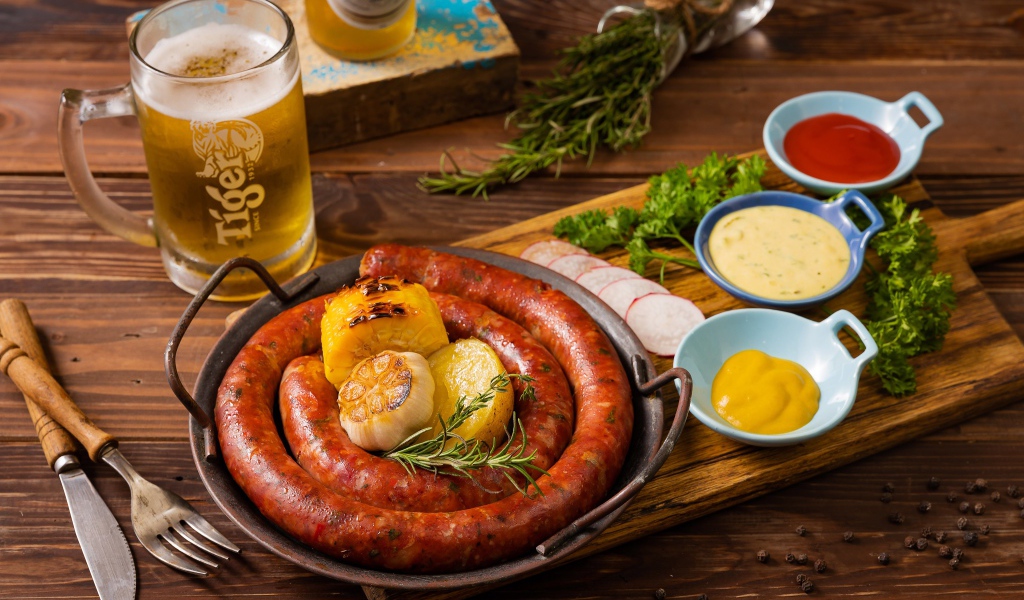 Домашняя колбаса с овощами с соусом и пивом