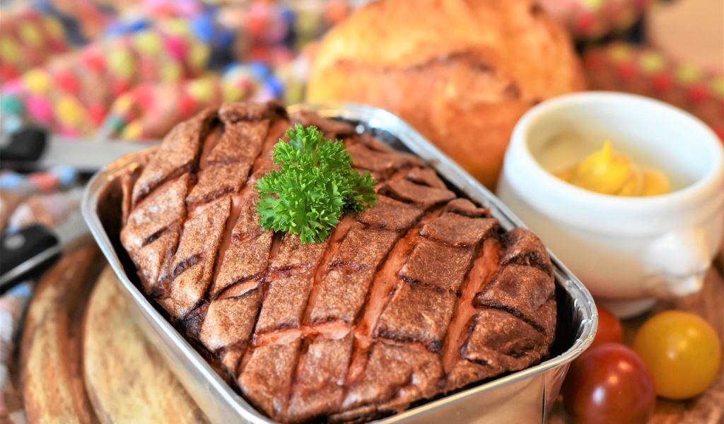 Мясной хлеб выпекается в форме