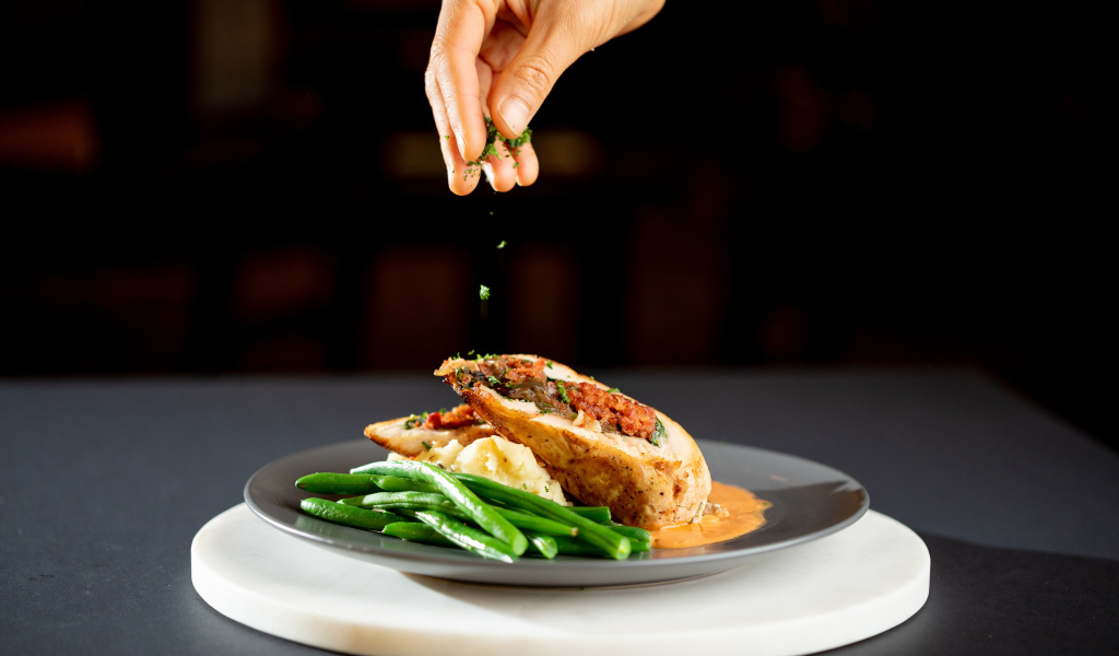 Рулет с зеленой фасолью на тарелке 