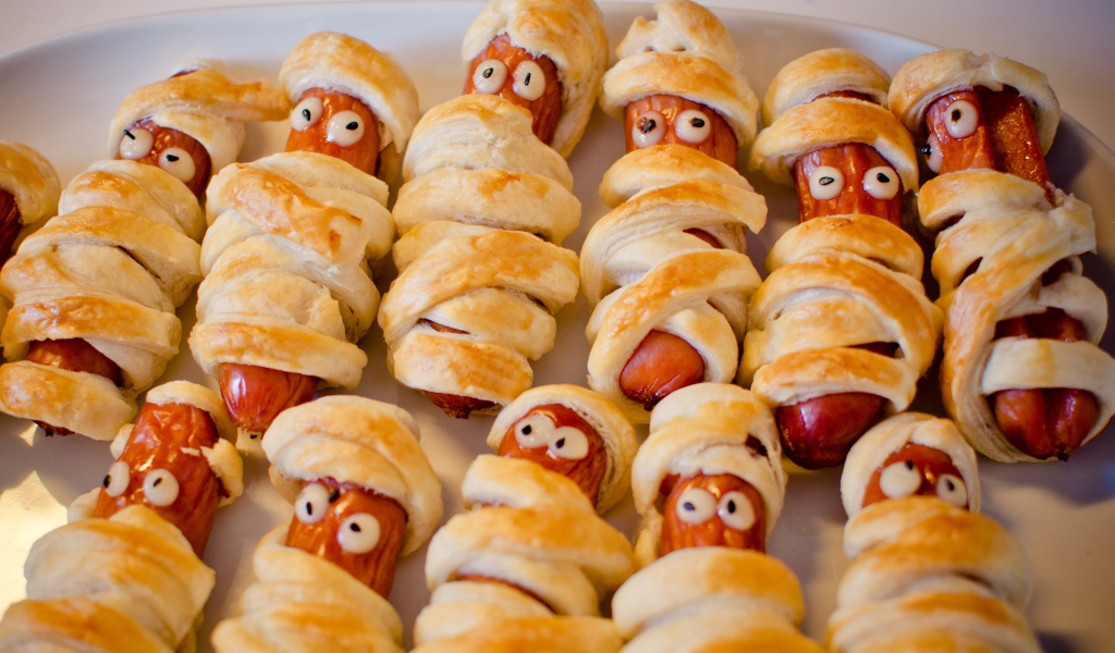 Сосиски в слоеном тесте на противне 