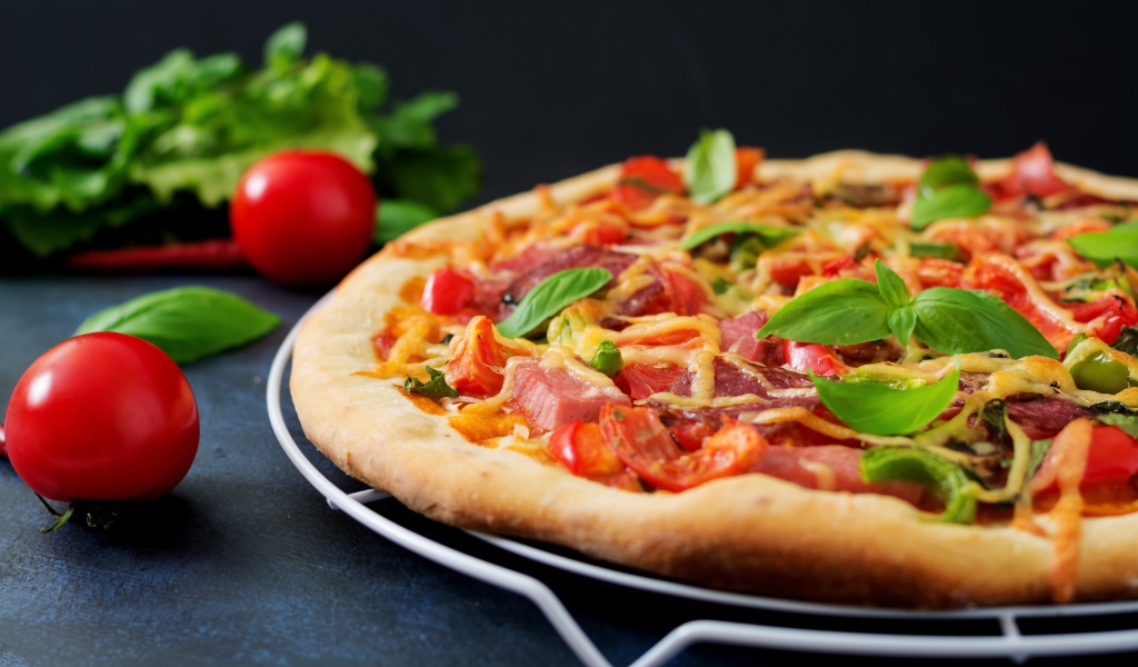 Аппетитная пицца с беконом и розмарином