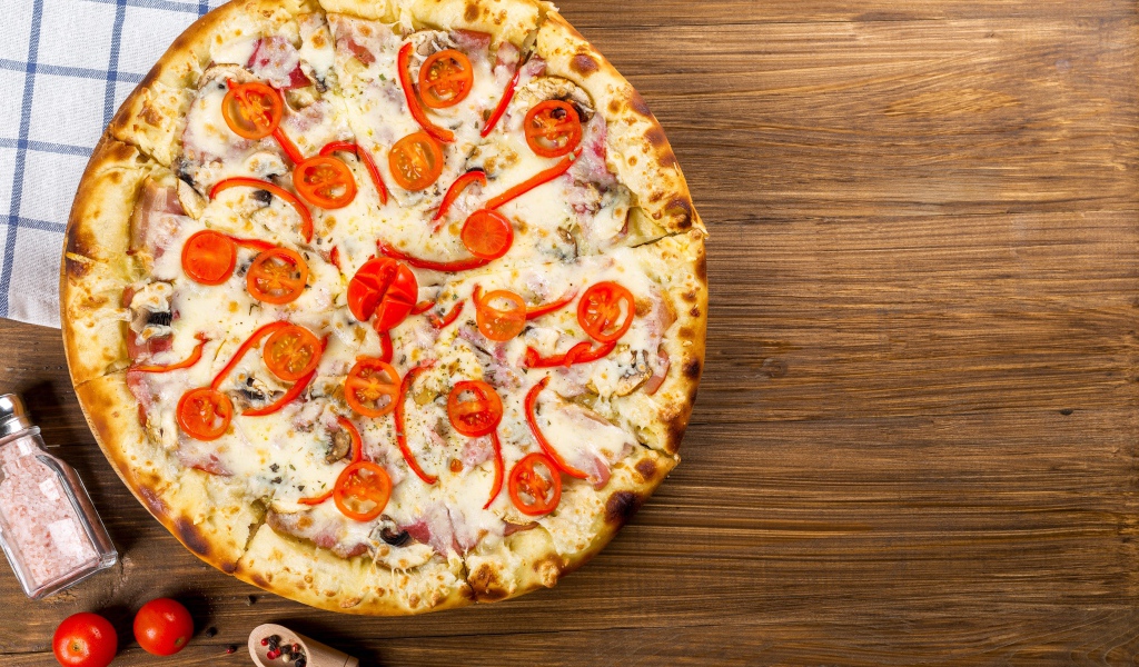 Аппетитная пицца с помидорами, перцем и сыром