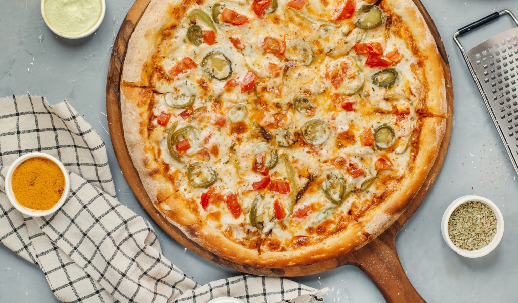 Аппетитная пицца с овощами и сыром на доске 