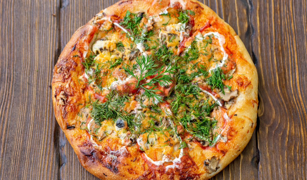 Вкусная свежая горячая пицца с укропом