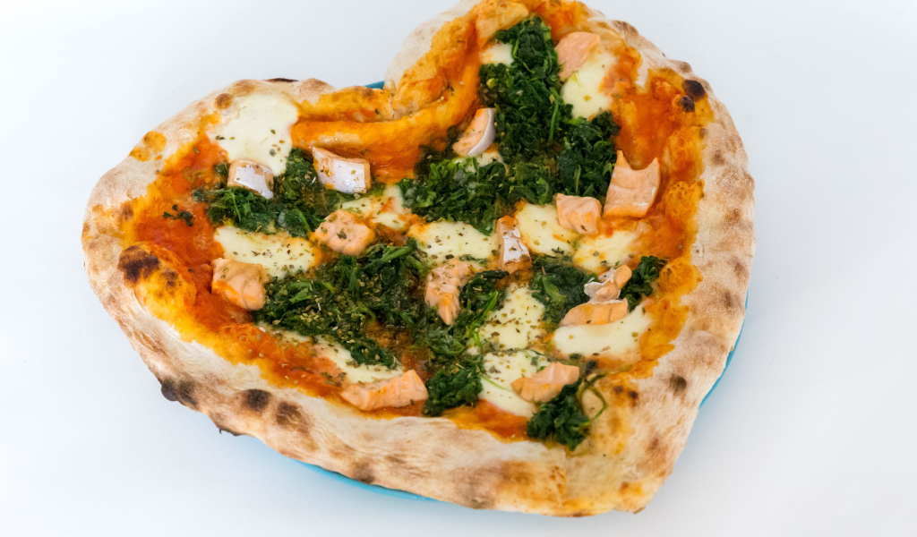 Пицца с рыбой и сыром в форме сердца на белом фоне