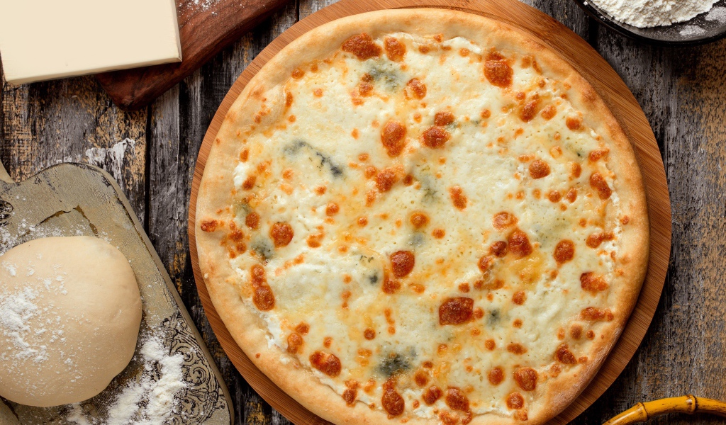 Горячая аппетитная пицца с сыром на столе