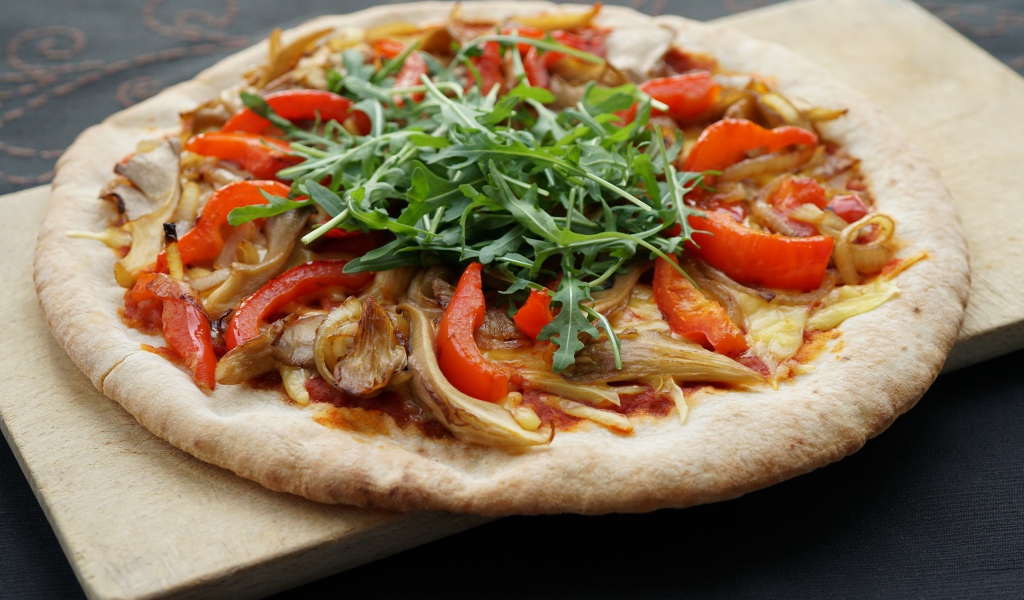 Пицца с грибами, паприкой и листьями рукколы 