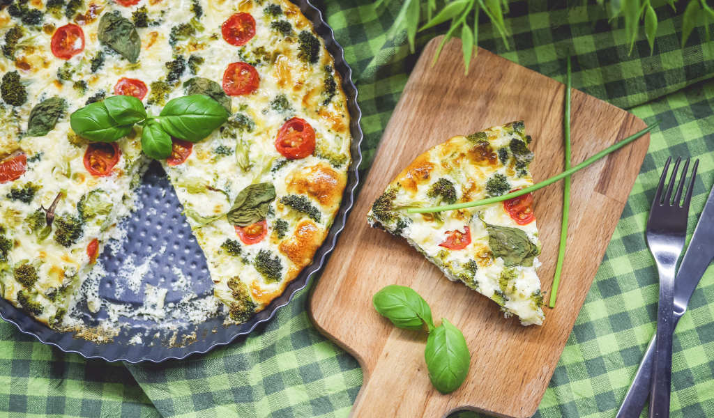 Пицца с помидорами, брокколи и базиликом
