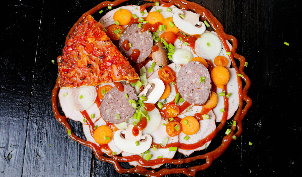 Пицца с овощами и колбасой на столе с кетчупом 