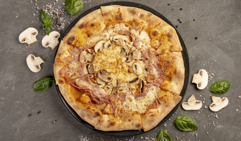 Румяная пицца с беконом и грибами 
