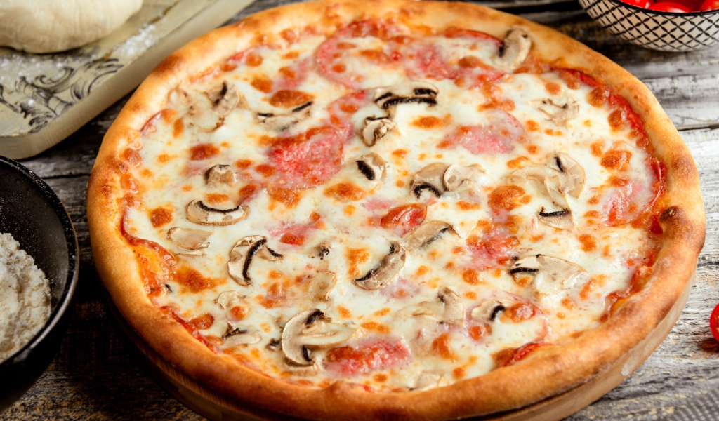 Вкусная пицца с грибами, колбасой и сыром