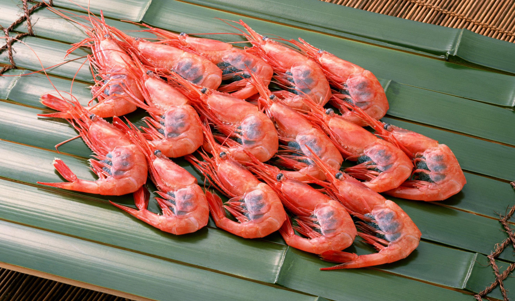 Вареные креветки на бамбуковой тарелке