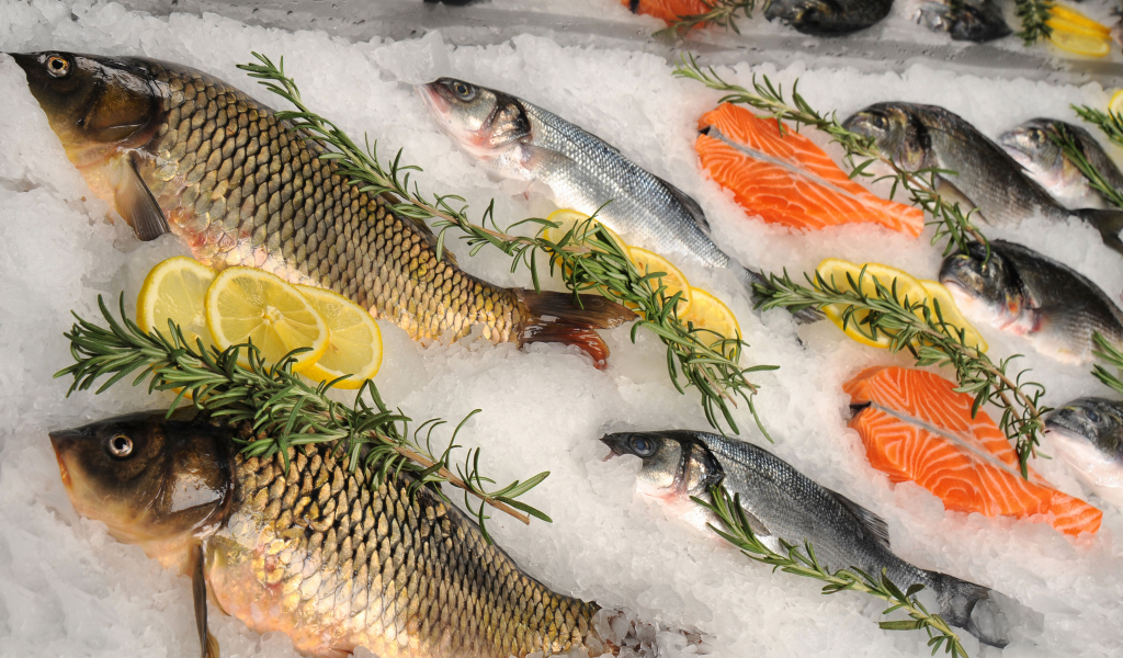 Свежая рыба в соли с лимоном и базиликом