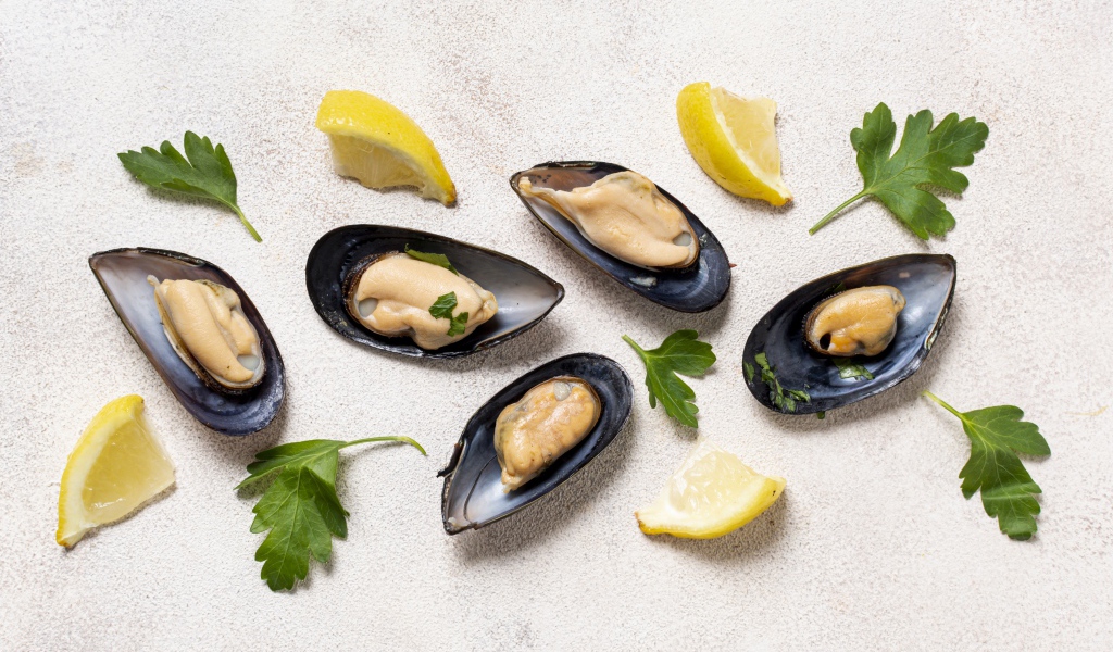 Мидии с кусочками лимона и петрушкой 