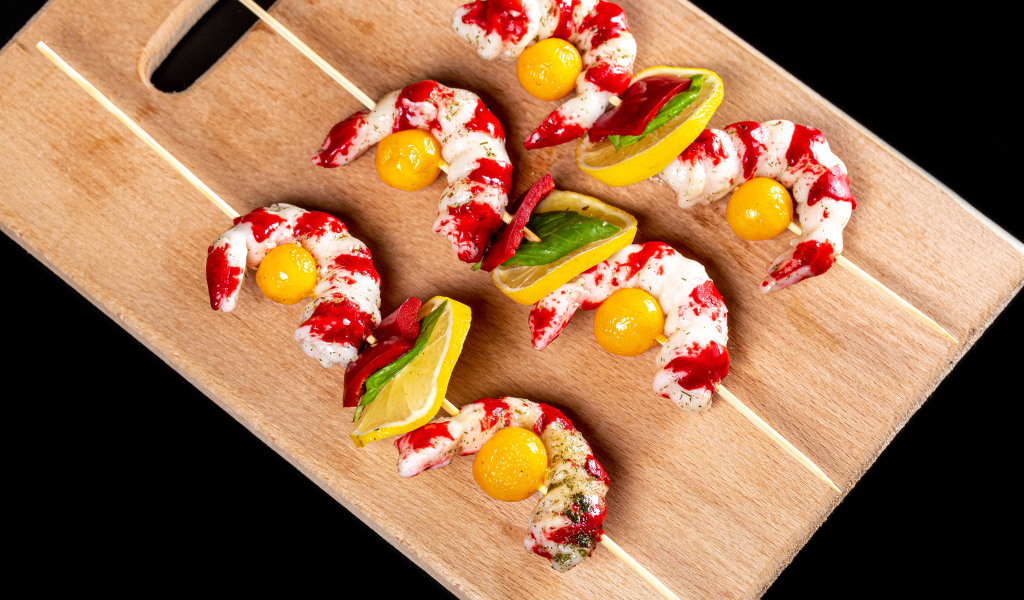 Креветки на шпажках с лимоном