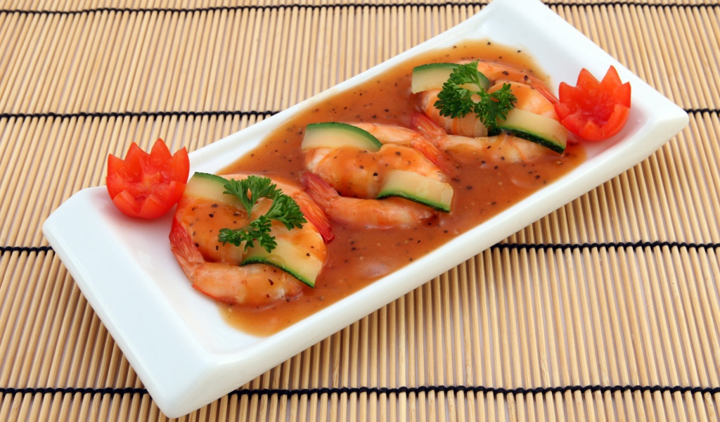 Креветки с огурцом в соусе на столе 