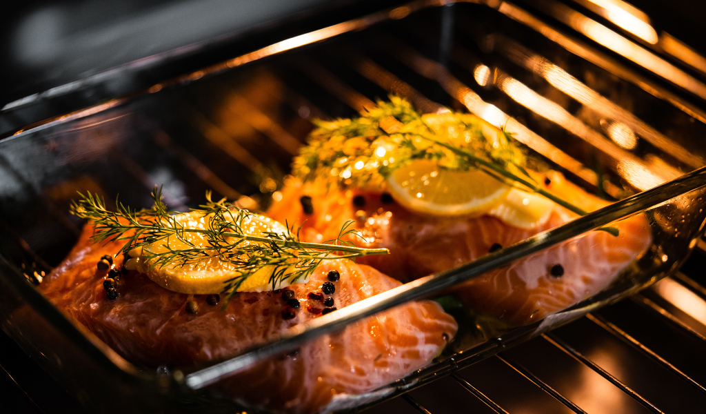 Кусочки красной рыбы на противне с лимоном 