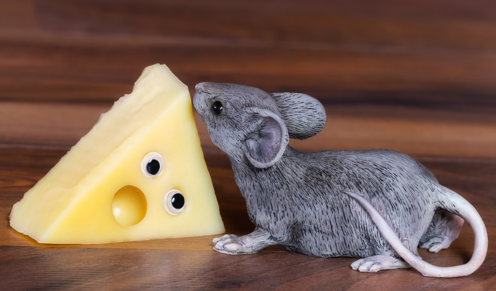 Статуэтка крысы с кусочком сыра 