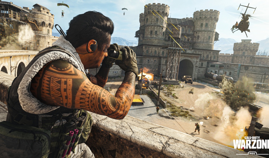 Солдат смотрит в бинокль компьютерная игра Call of Duty: Warzone