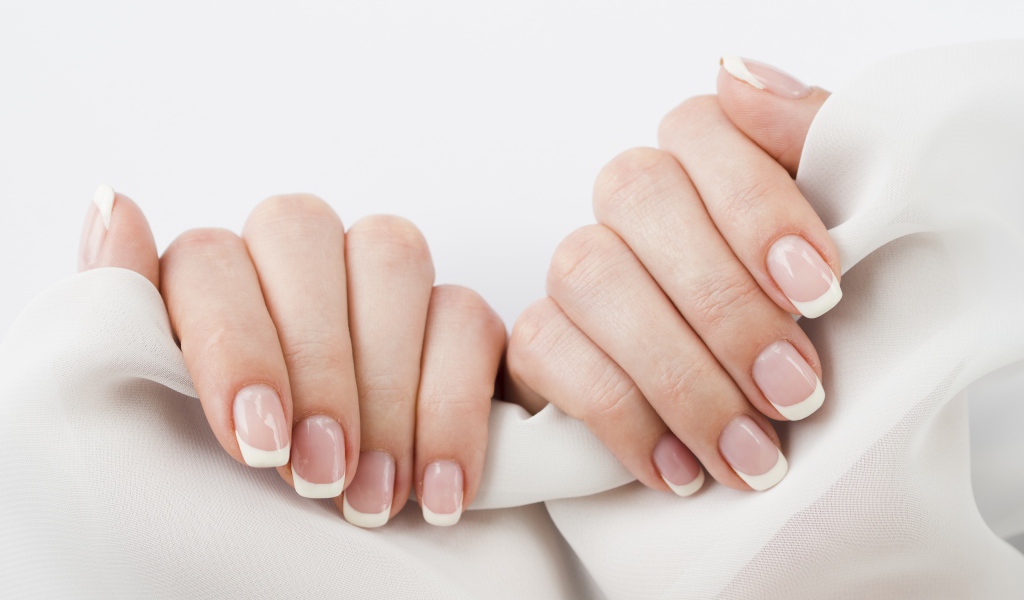 Красивый аккуратный маникюр у девушки 