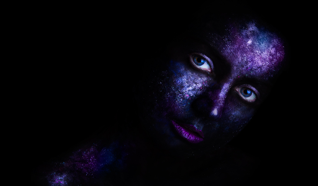 Девушка с красной на лице на черном фоне