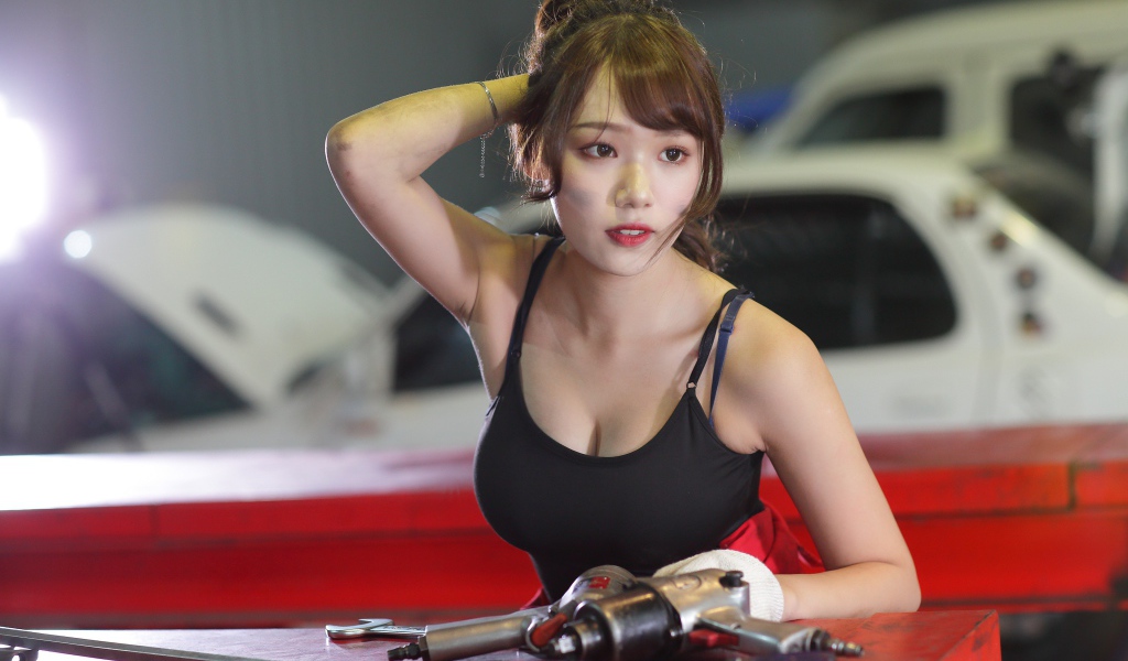 Девушка азиатка автослесарь  