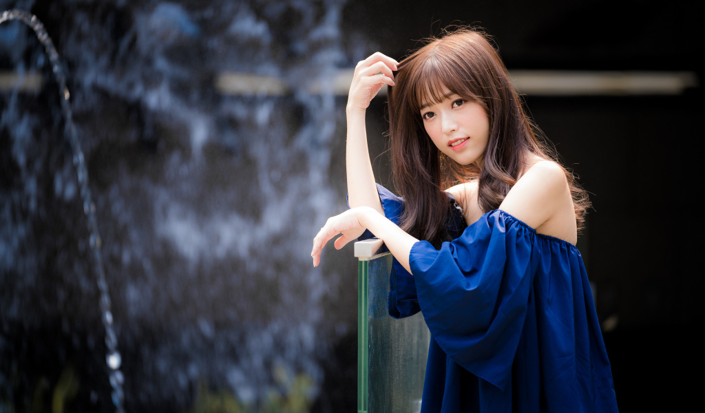 Девушка азиатка в синем красивом наряде