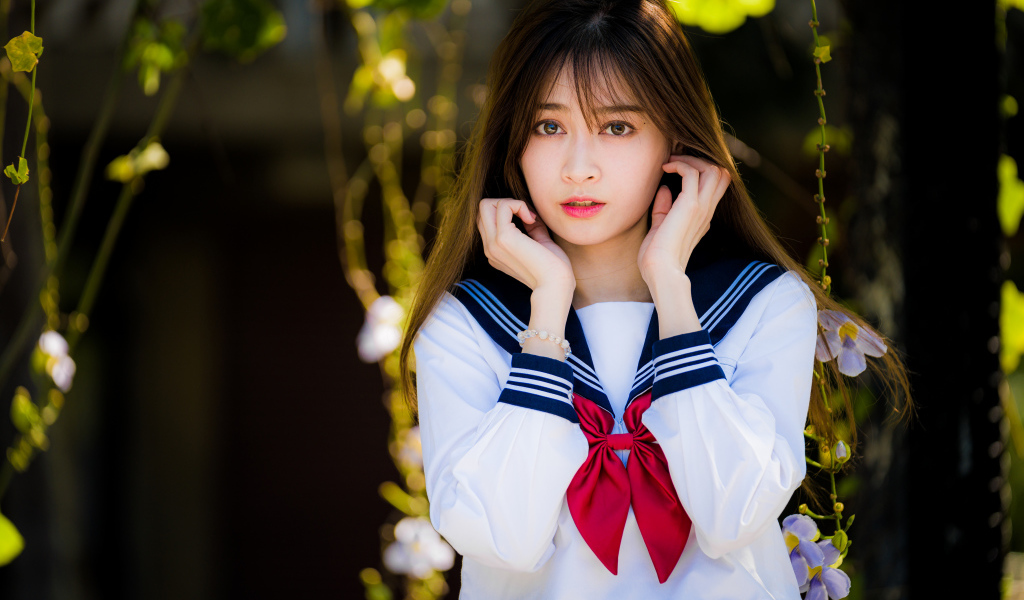 Девушка азиатка в рубашке с бантом 