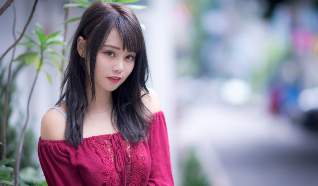 Девушка азиатка в красном платье с кружевом