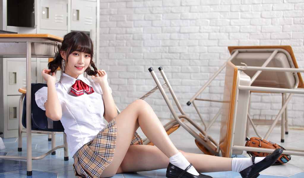 Девушка азиатка в школьной форме в классе