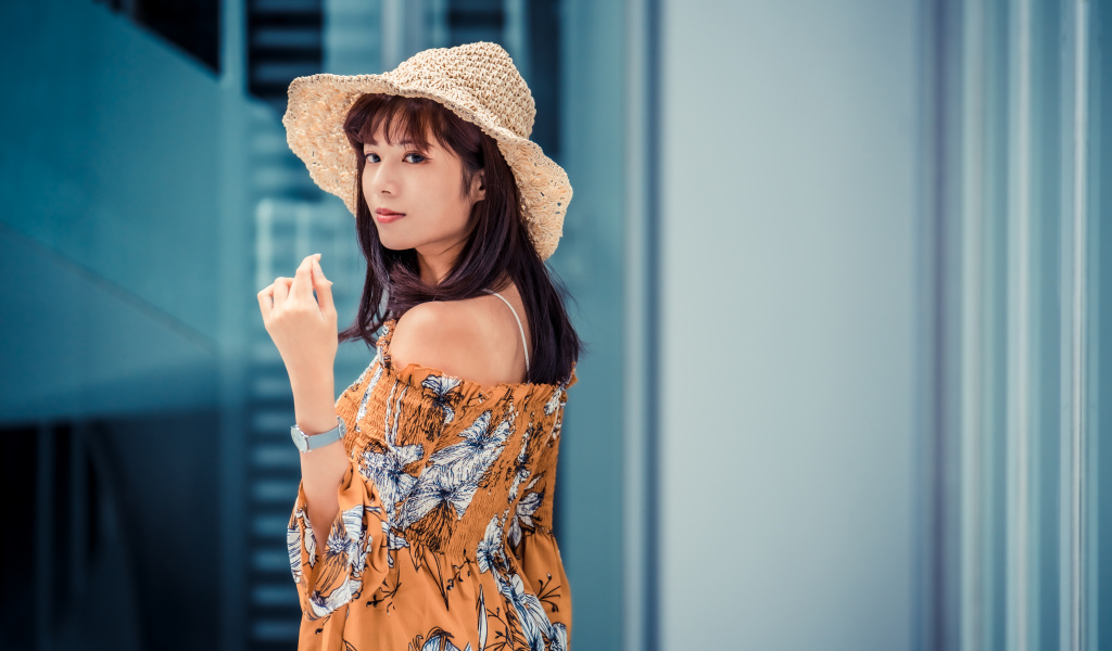 Девушка азиатка в шляпе летом 