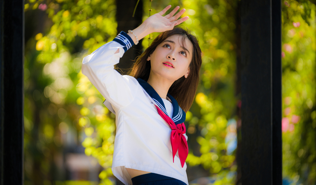 Девушка азиатка в форме с красным галстуком