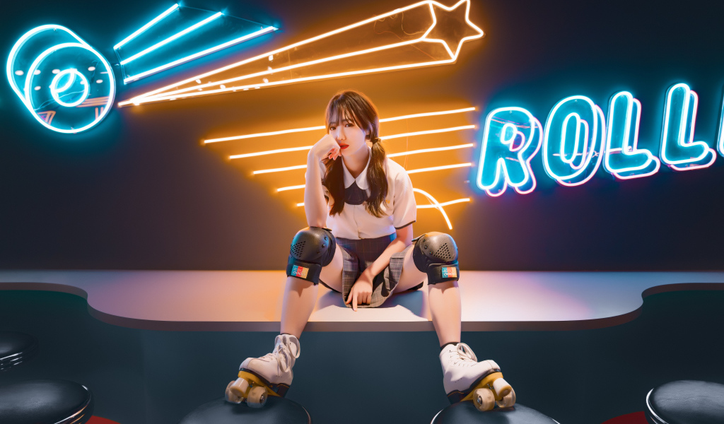 Девушка азиатка сидит в роликах на фоне вывески 