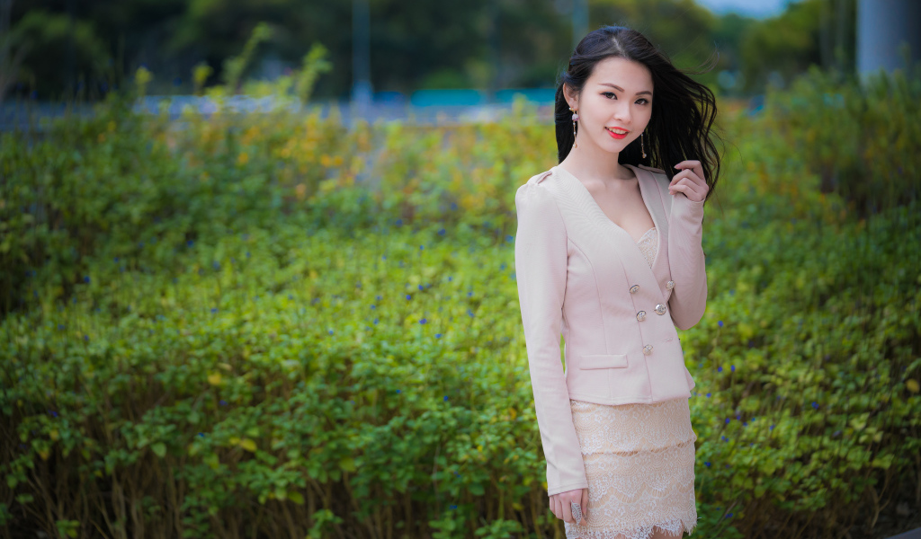 Девушка азиатка с очаровательной улыбкой в костюме 