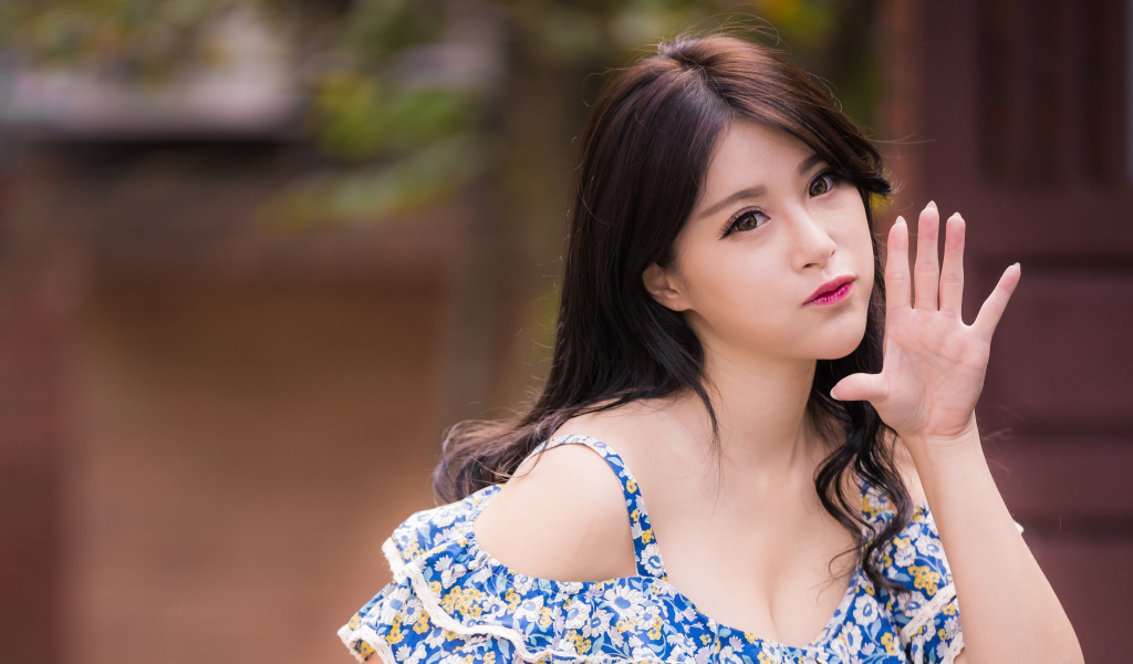 Девушка азиатка с поднятой рукой