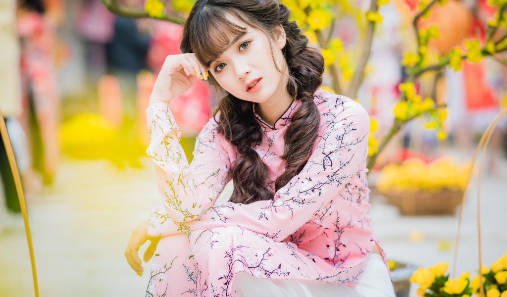 Красивая девушка азиатка в красивом розовом наряде в парке