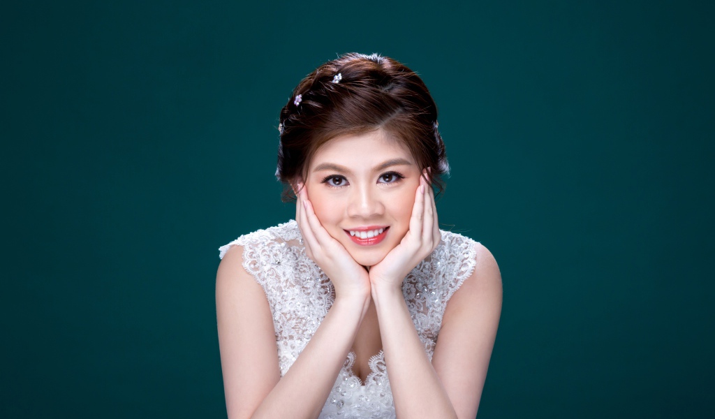 Красивая девушка азиатка в белом платье 