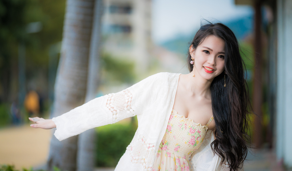 Красивая девушка азиатка в белой вязаной кофте