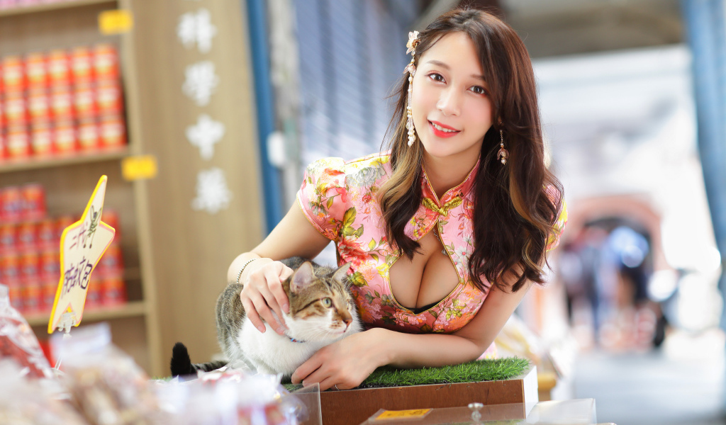 Красивая девушка азиатка с котом 