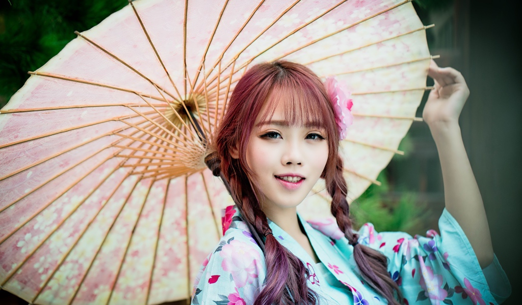 Красивая азиатка в большим зонтом 