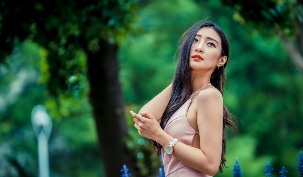 Красивая азиатка в розовом платье 